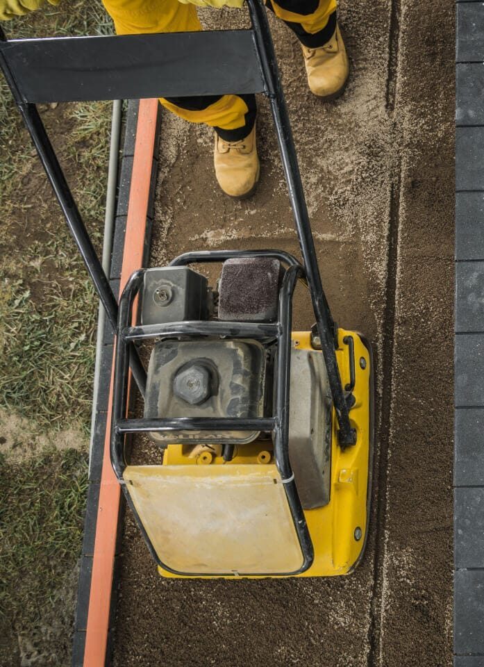 Zagęszczanie warstwy podkładowej pod kostkę brukową