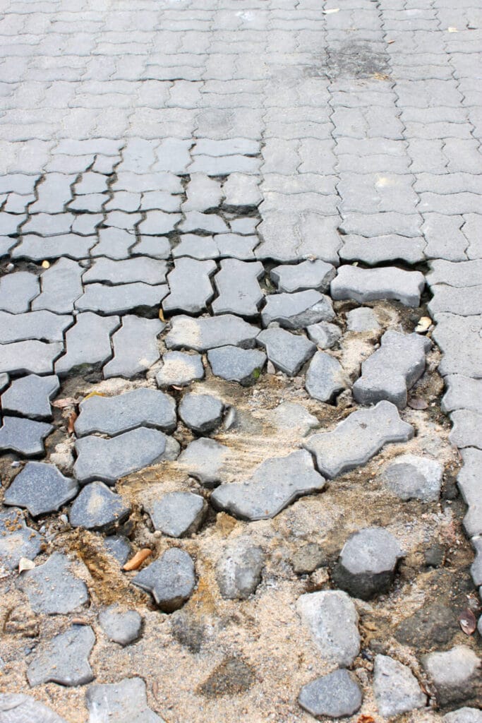 Uszkodzona nawierzchnia z kostki brukowej