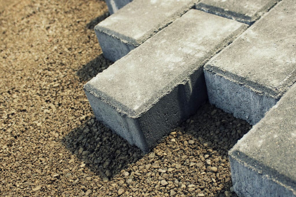 kostka brukowa układana na mieszance żwirowo-piaskowej