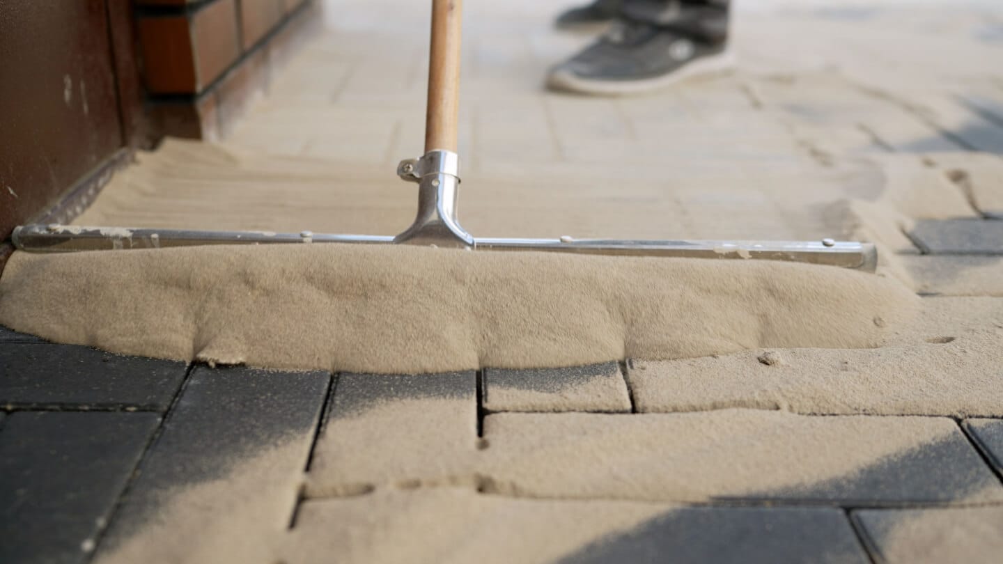zasypywanie piaskiem szczelin w kostce